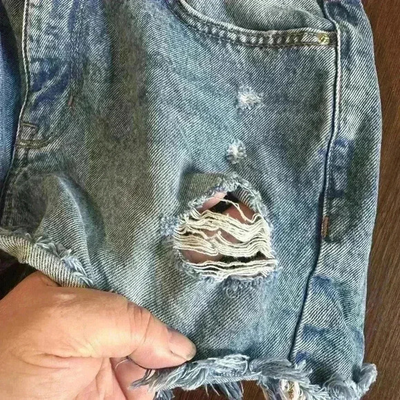 Arizona Jean Juniors Denim Distressed Shorts. Size 5 - Picture 4 of 5